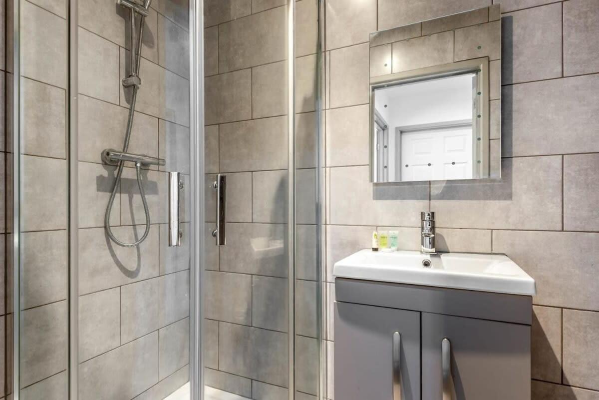 Modern 1 Bed Budget Apartment In Central هاليفاكس المظهر الخارجي الصورة