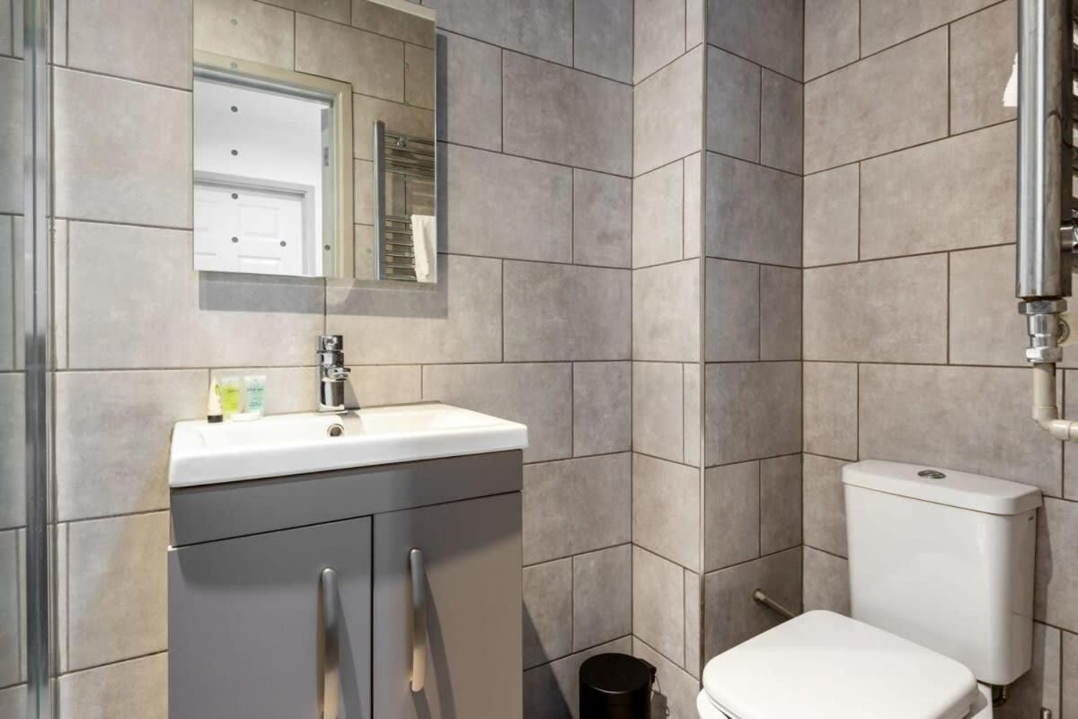 Modern 1 Bed Budget Apartment In Central هاليفاكس المظهر الخارجي الصورة